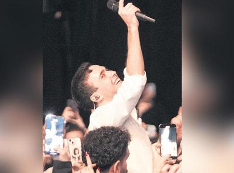 Hayranlarının arasında söyledi