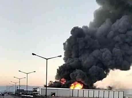 Denizli'de korkutan fabrikada yangın! Siyah dumanlar ilçeyi kapladı