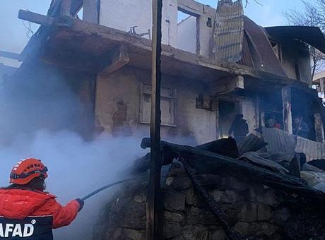 Artvin'de çıkan yangında 2 katlı ev kullanılamaz hale geldi