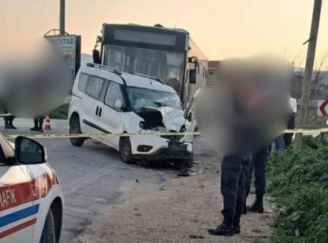 Otobüs ile ticari araç kafa kafaya çarpışı! Ölü ve yaralılar var