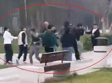 Yer: Bursa! Gençlerin tekmeli-yumruklu kavgası dehşete düşürdü