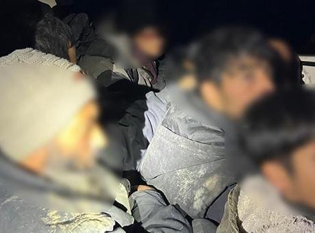 Durdurulan araçta 12 kaçak göçmen yakalandı: 2 organizatör gözaltına alındı