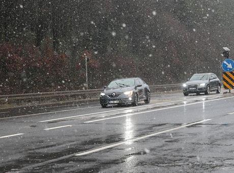 Son dakika... İstanbul'un yanı başı! Mevsimin ilk karı düştü