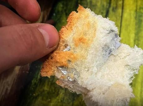 Kahvaltı için aldığı ekmeğin içinden çıkanı görünce dehşete düştü! 'Bir kısmını da yemiştik'