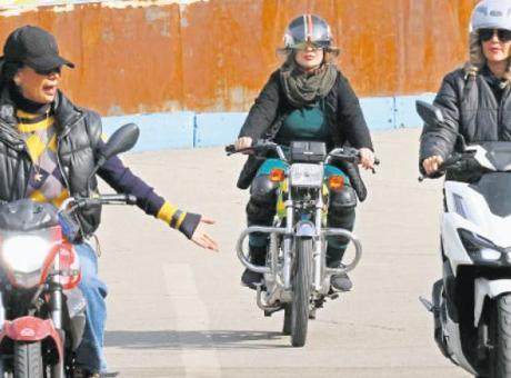 İran’da kadın motosikletçiler yollarda
