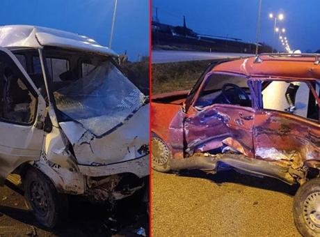 Sinop'ta servis minibüsü ile otomobil çarpıştı! Ölü ve yaralılar var