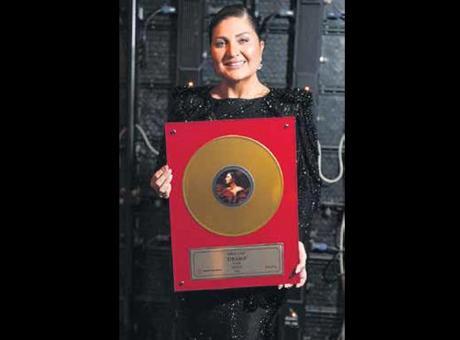 Sibel Can’a altın plak