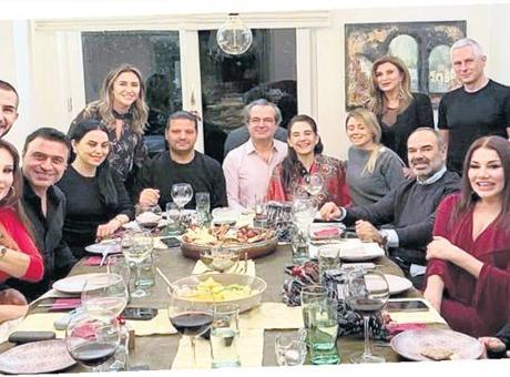 Yılbaşı sofrasında barış pozu