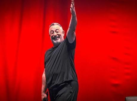 Cem Yılmaz'ın ‘38 yaş’ esprisi kızdırdı!