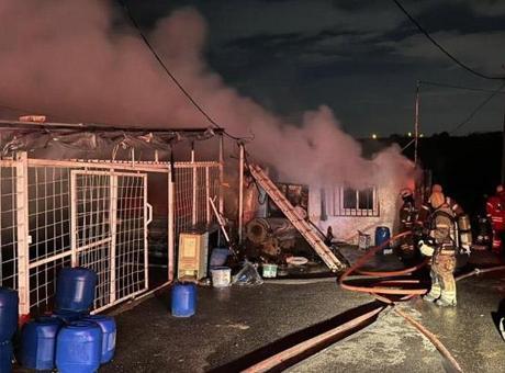 Sultangazi'de iki iş yeri yandı