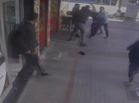 Oyuncak silahla kuyumcu soymaya çalıştılar! Esnaf yardıma koştu