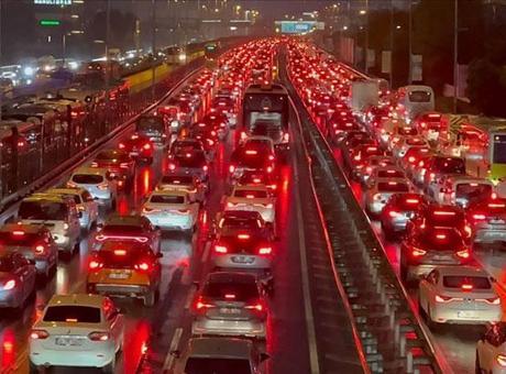 İstanbul'da trafik resmen kilitlendi! Yoğunluk yüzde 81'e çıktı