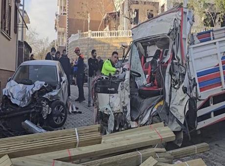 İstanbul Beykoz'da feci kaza! Kamyon dükkana girdi: 1'i turist 2 ölü