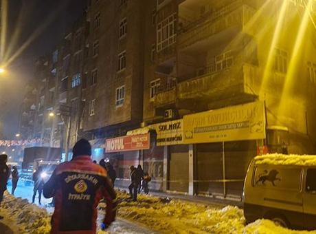 Diyarbakır’da 1’i kolonu çatlayan 5 katlı 2 bitişik bina tahliye edildi