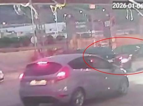 Bu kavşak tehlike saçıyor! Antakya’da çarpışma anı kamerada