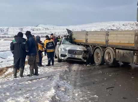 Sivas'ta üç aracın karıştığı trafik kazası: 1 kişi öldü, 2 kişi yaralandı