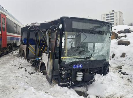 Yolcu treni, hemzemin geçitte belediye otobüsüne çarptı