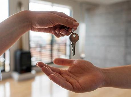 Bulduğu yöntemle kira ödemekten kurtuldu! 'İstediğim evde bedavaya kalabiliyorum'