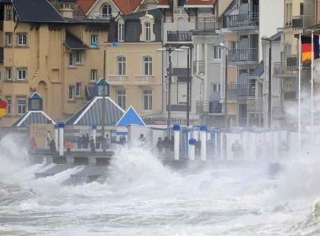 İngiltere ve Fransa'da kırmızı alarm verildi! 'Goretti' vurdu, yüz binler karanlıkta kaldı