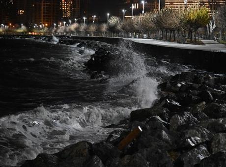 İstanbul'da şiddetli lodos! Dev dalgalar oluştu