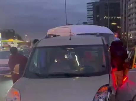 Yenibosna D-100 Karayolu'nda 6 aracın karıştığı zincirleme kaza! Yaralılar var