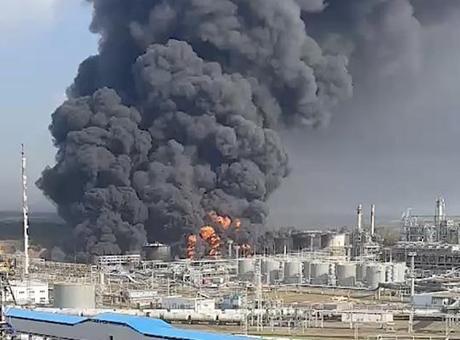 Rusya’da alevler yükseldi! Ukrayna’dan İHA saldırısı, petrol deposu hedef alındı