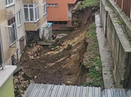 Edirne'de sağanak; istinat duvarı yıkıldı