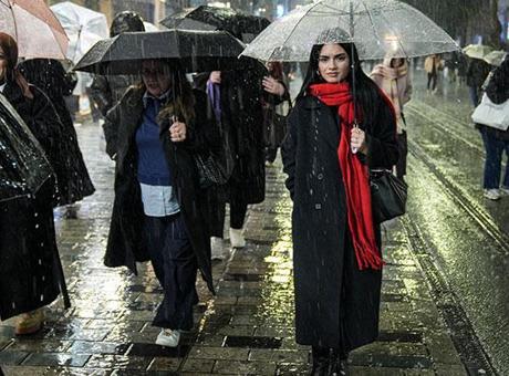 İstanbul'da kuvvetli yağmur ve şiddetli rüzgar başladı