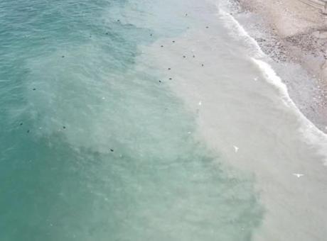 İstanbul'da kötü koku tedirgin etti! Denizdeki renk değişimi havadan görüntülendi