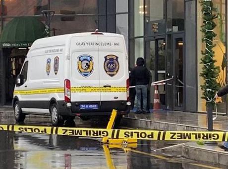 Son dakika... Zeytinburnu’nda siteye bırakılan kargo paketi patladı! Yaralılar var