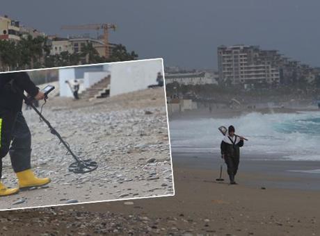Antalya'da altın avı! Dev dalgaların vurduğu sahilde dedektörle altın avına çıktılar