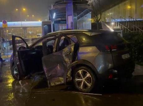 Beylikdüzü'nde iki otomobil çarpıştı