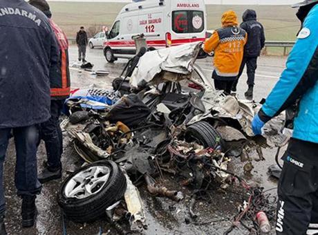 Kaza yerinden korkunç görüntüler! Otomobili ezip geçti: 3 ölü