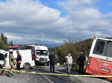 İzmir’de feci kaza! Belediye otobüsü ile minibüs çarpıştı: Ölü ve yaralılar var