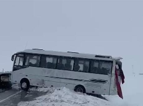 Malatya'ya cenazeye gidenleri taşıyan midibüs devrildi