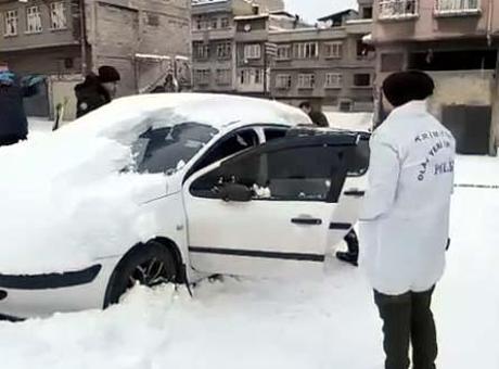 Alacak kavgası ölümle bitti! Arkadaşını otomobilde vurdu