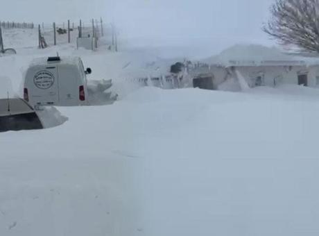 Kar kalınlığı 4 metreyi aştı! Gözlerine inanamadı: 'Kulübelerimiz ve araçlarımız kar altında'