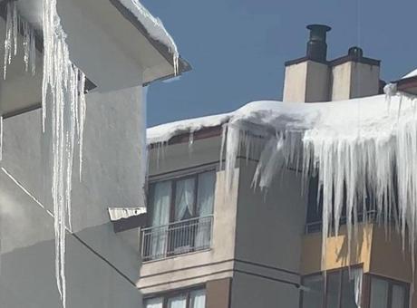 Kent buzdan şehre dönüştü! Eksi 20 derecede 3 metrelik buz sarkıtları oluştu