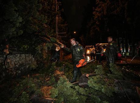 İzmir'de sağanak yağış hayatı felç etti! Trafik durdu, su baskınları meydana geldi