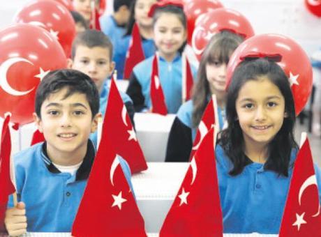 İlk ders bayrak sevgisi! Okullar kırmızıya boyandı