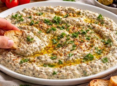 Et yemeğinin yanında iyi gider: Közlenmiş patlıcan mezesi nasıl hazırlanır?