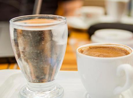 Su mu soda mı? Türk kahvesinin yanındaki doğru eşlikçi meğer buymuş