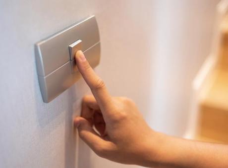 Herkes tasarruf sanıyor ama doğru bambaşka! Işığı kapatınca bakın ne oluyor