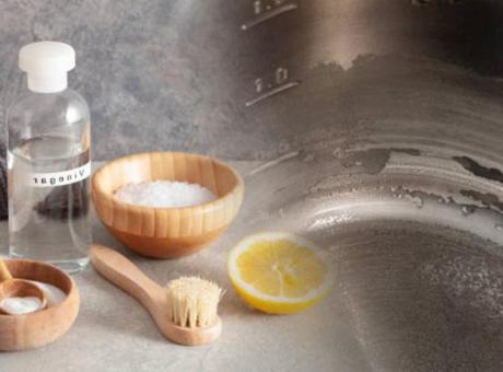 Kararmış ve kireçlenmiş çaydanlığı ayna gibi yapıyor! Köpürtüp lekeyi söküyor