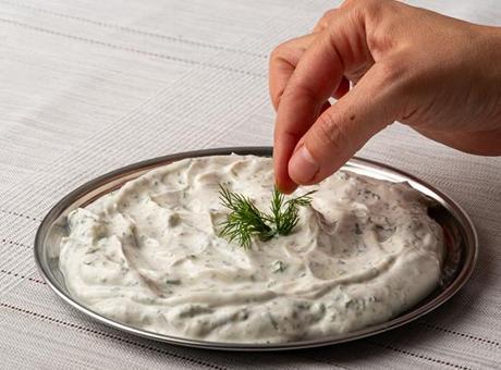 Parmak yedirten sarımsaklı tarif! Bu sosla yapılan sandviç bir başka