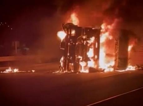 Osmaniye’de devrilen TIR, alev alev yandı