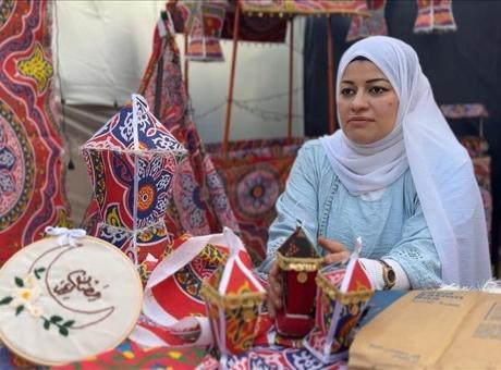 Gazze’de ramazanı ayakta tutan ışık! Yardım kutularından yaptığı fenerle, enkazlar arasında umudu yeniden yakmaya çalışıyor
