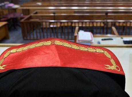 Küçükçekmece Adliyesi’nde hakime saldırı girişim! 'Polis mi çağıracaksın?' deyip masaya yumruk attı