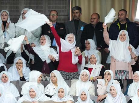 AK Partili kadınlardan Başkan Güneş'e şalvarlı destek