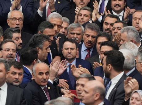 Meclis'te yumruklu kavga! Akın Gürlek'in yemin etmesini engellemek isteyen CHP'li vekiller kürsüyü işgal etti